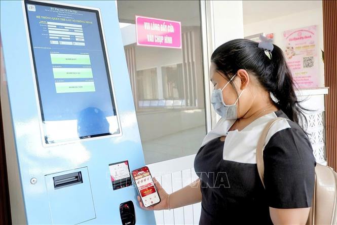 Bệnh nhân dễ dàng làm thủ tục khám bệnh bằng phần mềm VNeID trực tuyến. (Ảnh: Ánh Tuyết/TTXVN)